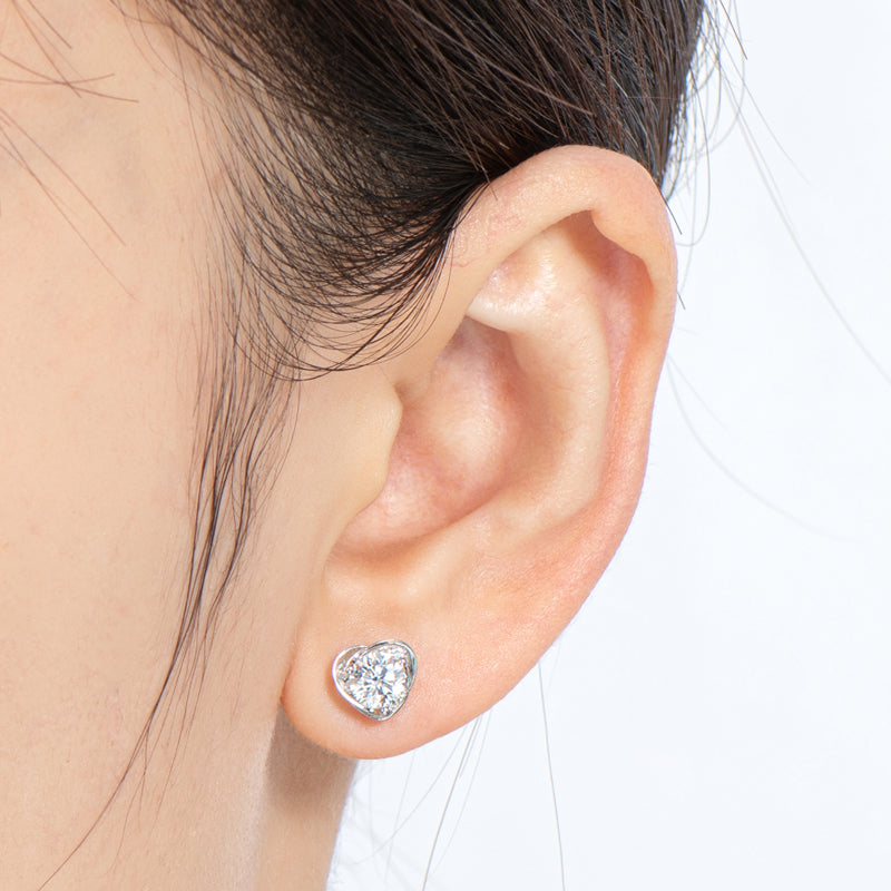 Classic Round Cut Moissanite Diamond Heart-shaped Stud Earrings