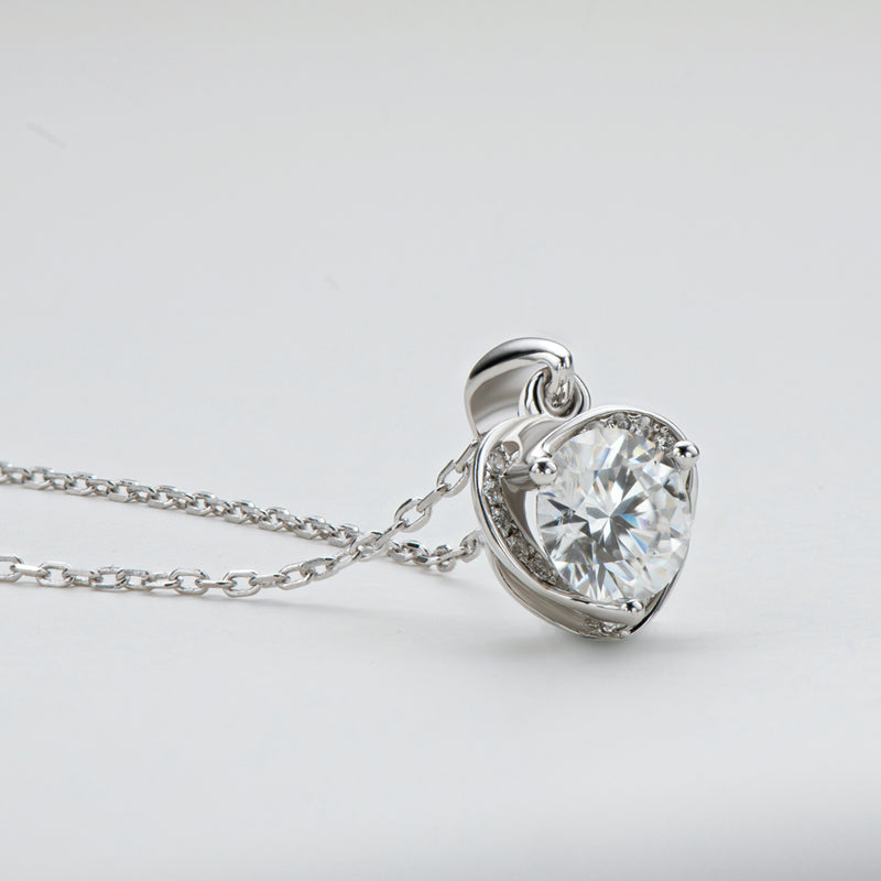 Classic Brilliant Round Moissanite Heart-shaped Pendant Necklace