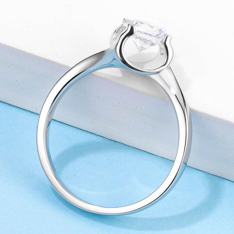 Solitaire Round Cut Moissanite Diamond Twist Ring