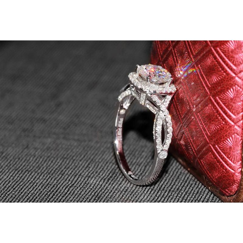 14K/18K Gold Round Cut Moissanite Diamond Twist Shank Ring for women
