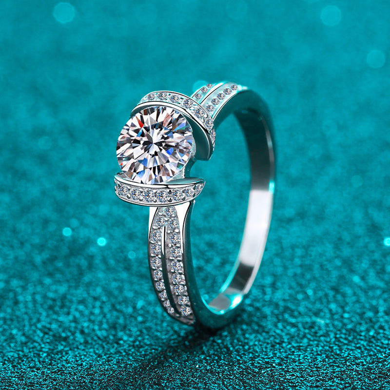 Round Cut Moissanite Diamond Unique Ring