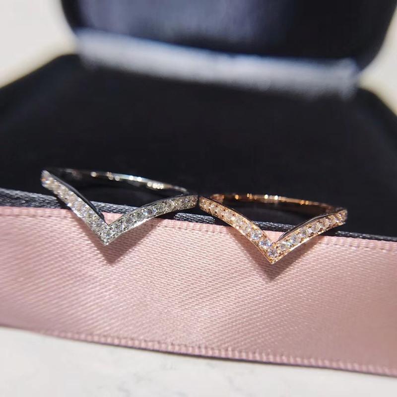 14K/18K Gold V-Shaped Round Moissanite Diamond Half Eternity Ring