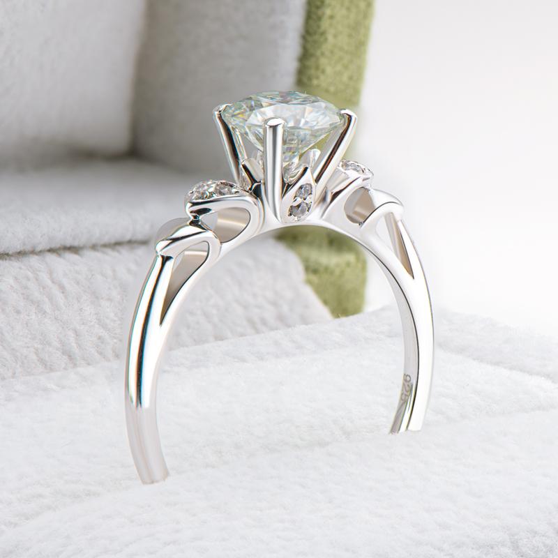 Round Cut Moissanite Diamond Ring