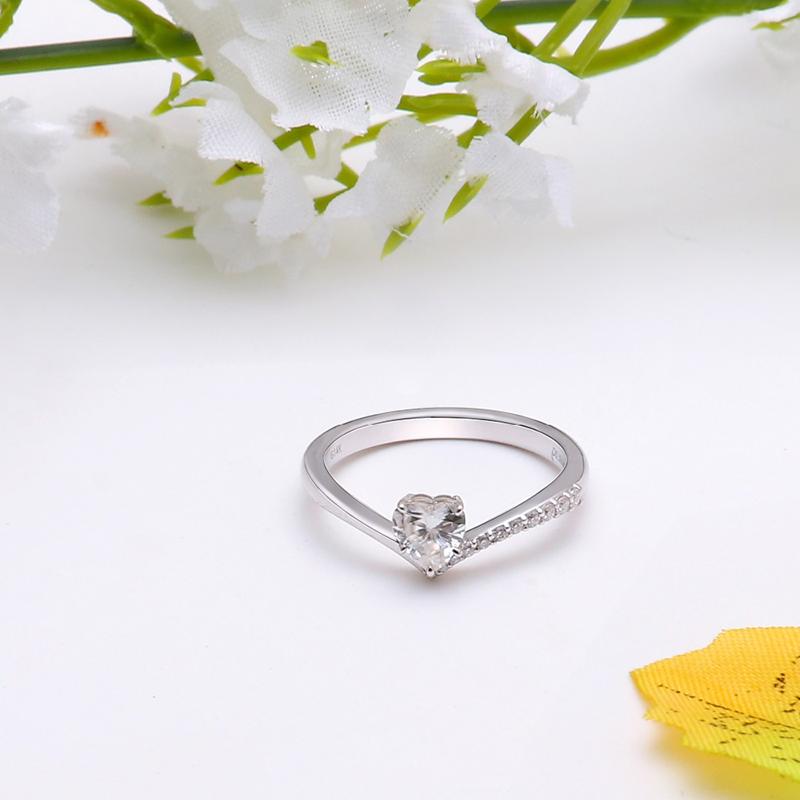 14K/18K Gold Heart-shaped Moissanite Diamond Ring