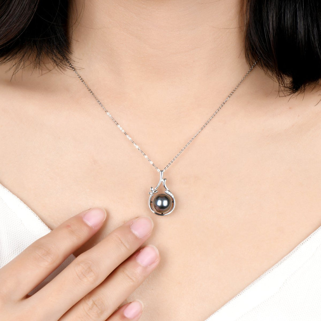 18K Gold Tahitian Cultured Black Pearl Pendant Necklace with Diamond