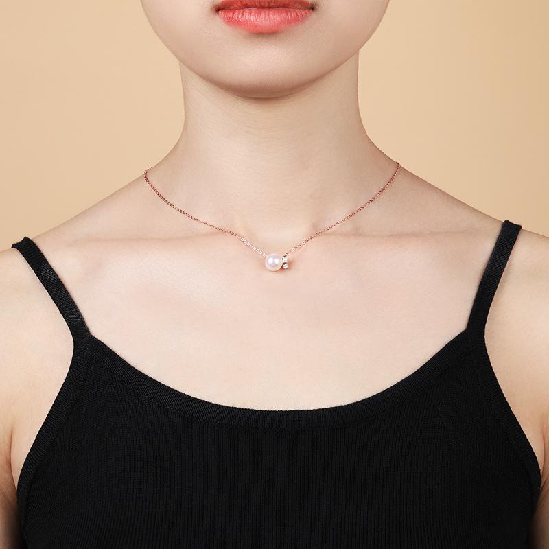 18k Rose Gold Emeral Round Cut Diamond Cultured Freshwater Pearl Necklace